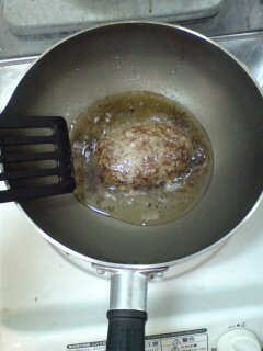 BONDZのハンバーグを焼く